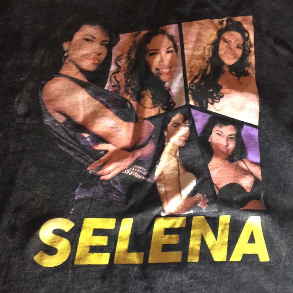 A beautiful short sleeve Selena t-shirt 💓